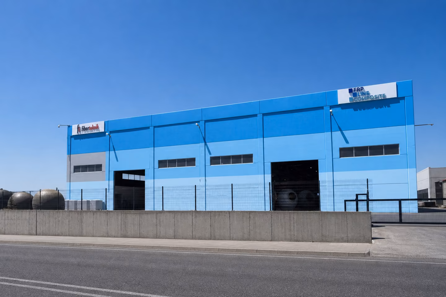 FRP Line Composite mavi fabrika dış cephesi ve bina tabelası
