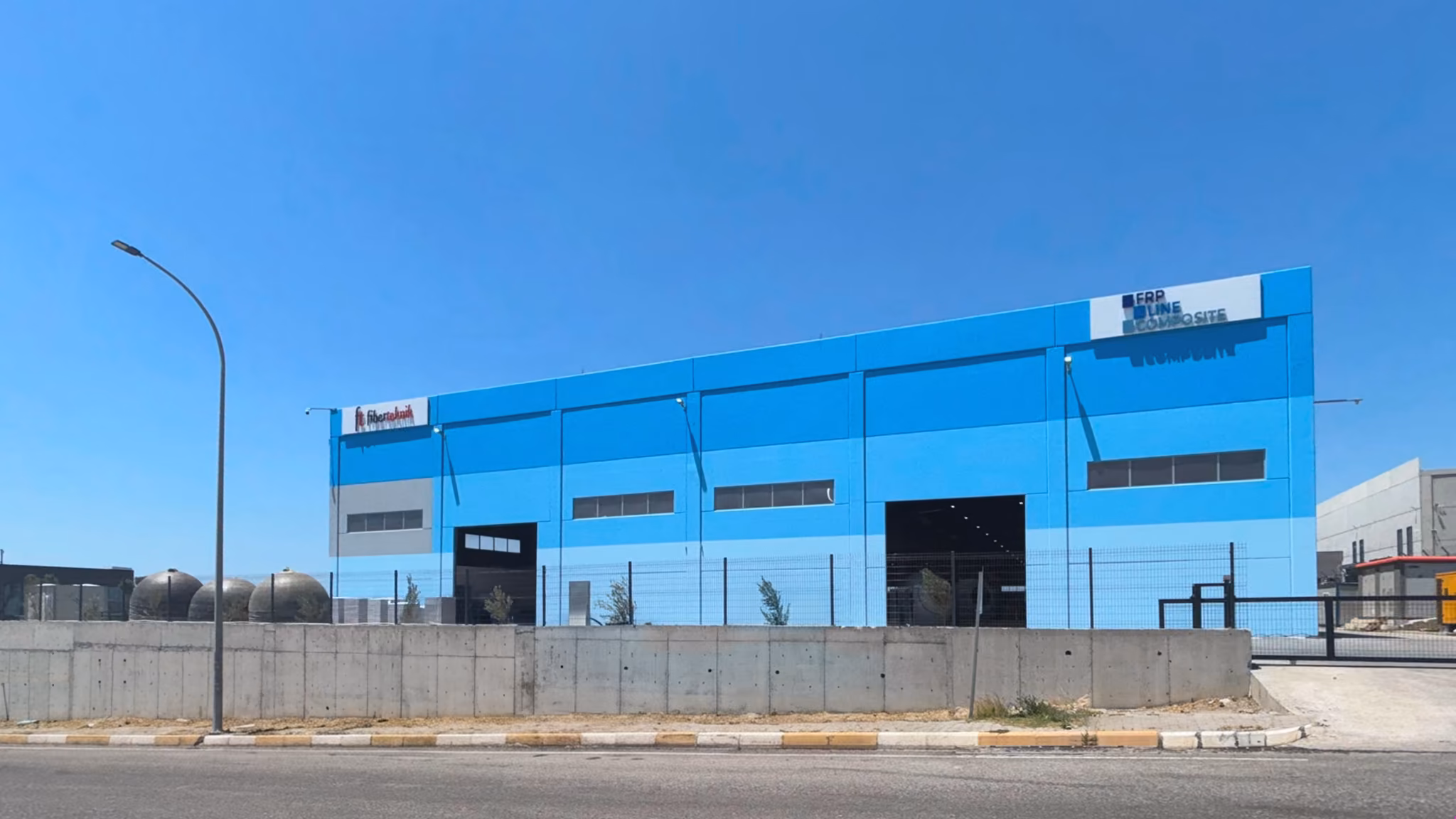 FRP Line Composite mavi fabrika dış cephesi ve bina tabelası